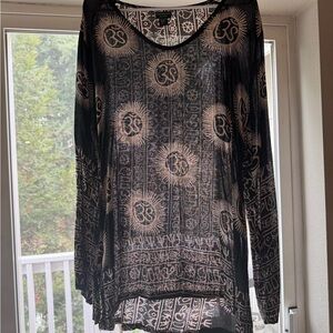 Kathmandu Black and Cream Patterned Women's Top